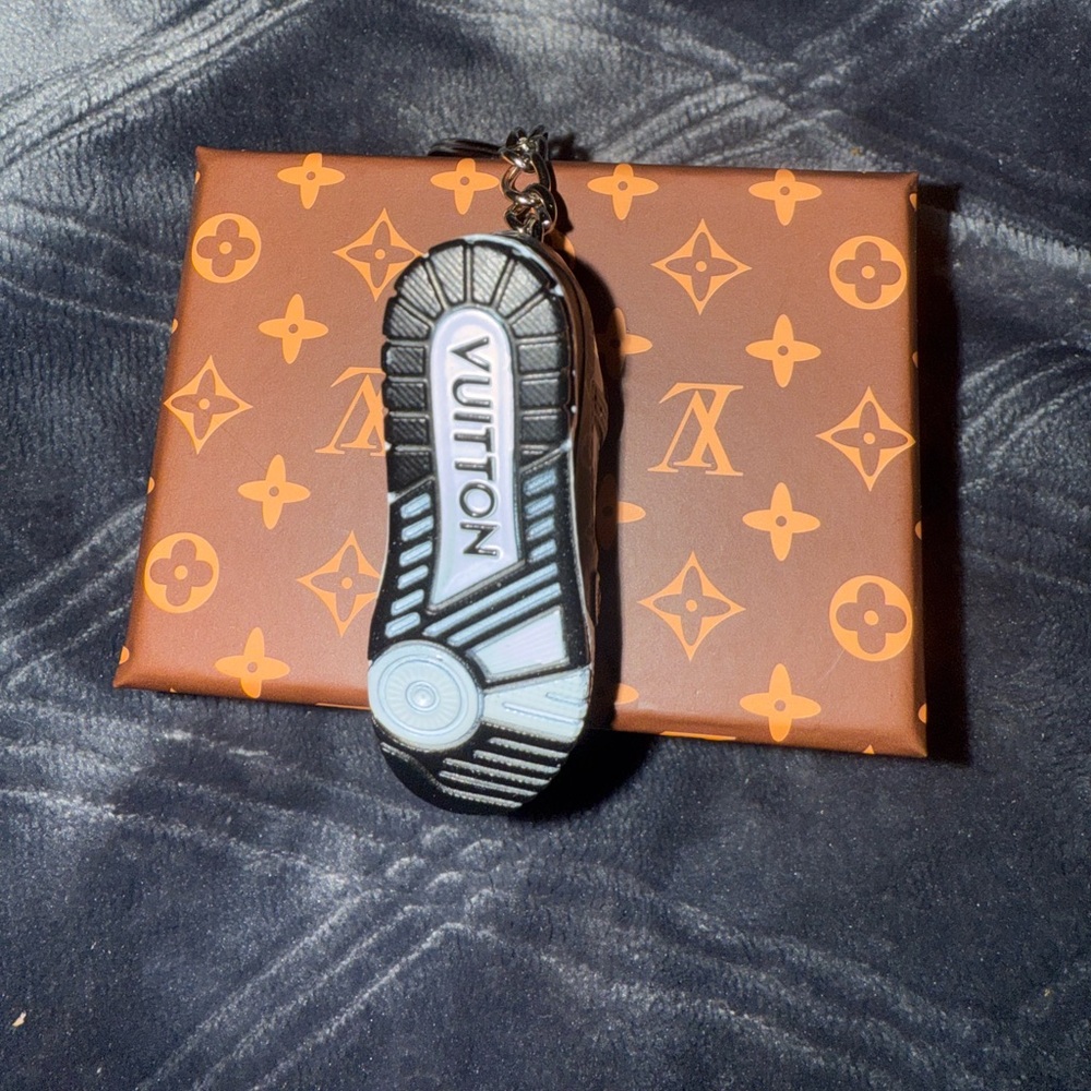 Mini 3D fashion sneaker Keychain - Picture 3 of 3